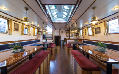 Het salon van platbodemschip Elegant