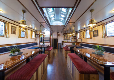 Het dagverblijf van zeilschip Elegant