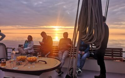 Zonsondergang aan dek van zeilschip Elegant