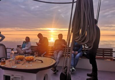 Zonsondergang aan dek van zeilschip Elegant