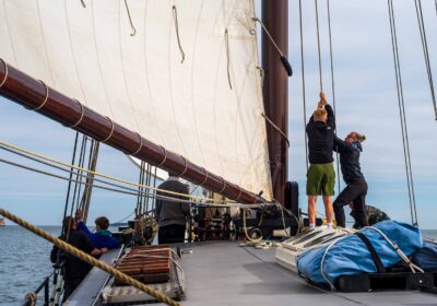 Zeil zetten op een platbodemschip met skipper