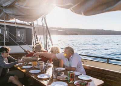 Aan dek eten op zeilschip Twister