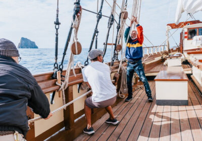 Segel setzten auf dem Großsegler Florette