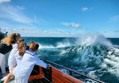 Zeilen met een traditioneel zeilschip op zee