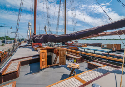 breesant-dek-zithoek Zitplaatsen aan dek van traditioneel zeilschip Bree Sant