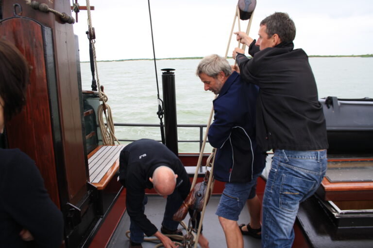 Zeil zetten op een traditioneel zeilschip