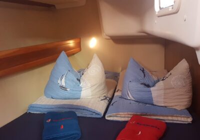 Opgemaakt bed op een zeiljacht