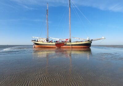 breesant-sandbank Traditioneel zeilschip Bree Sant op een sandbank