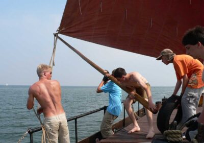 Zeilen met jongeren op de Waddenzee