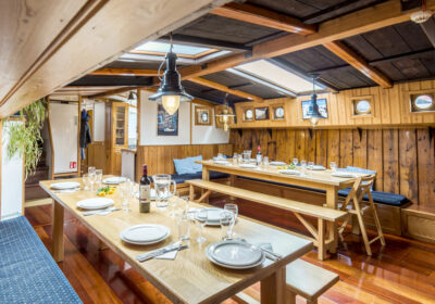 Dagverblijf met houtkachel van zeilschip Vertrouwen