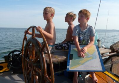 Kinderen zelfstanding een zeilschip laten sturen
