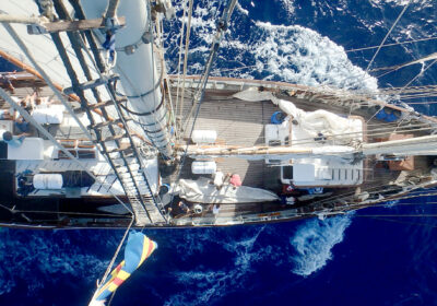 Zicht vanuit de mast op het dek van de Blue Clipper