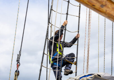 Gast beklimt het want op de Blue Clipper