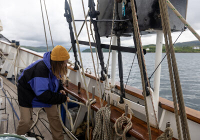 Gasten leggen touwen vast aan boord van de Blue Clipper