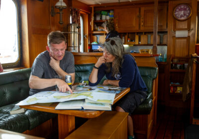 Samen de route bekijken op de Blue Clipper