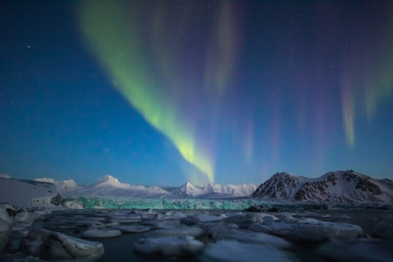 Arctische winter in het zuiden van Spitsbergen. Noorderlicht boven arctische fjord.