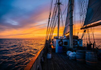 Zeilen in de zonsondergang