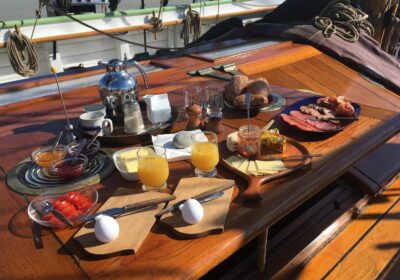 Buffet aan dek van de Aron