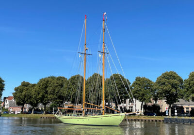 De Quadra met masten varend