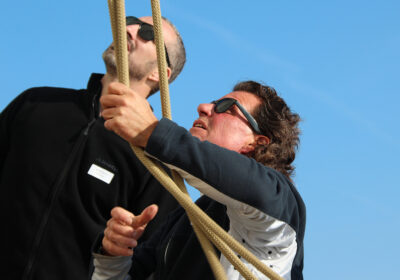 Een man met touwen in de hand