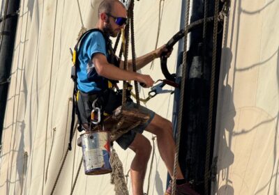 werk-in-de-tuigage-avontuur Een Shipmate werkt in de tuigage