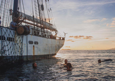 zwempauze-avontuur Mensen zwemmen naast de Avontuur