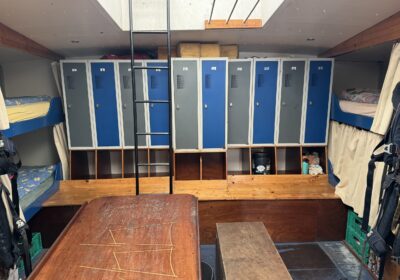 avontuur-shipmate-kast Kasten en tafel aan boord van de Avontuur