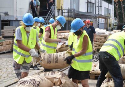 avontuur-koffie-lossen Shipmates lossen een zak koffie