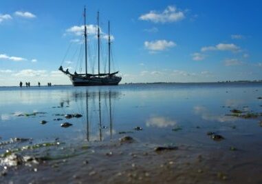 Droogvallen-Nil-Desperandum Een driemaster op een zandbank tijdens een zeilvakantie