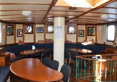 dagverblijf-amazone Interieur hut op zeilschip tijdens poolexpeditie