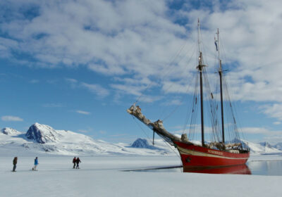 noorderlicht-ijs-wandelen Tallship Noorderlicht en mensen op het ijs