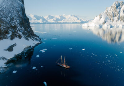 amazone-antarctica Groepszeilreis in Antarctica met uitzicht op indrukwekkende ijsformaties en walvissen