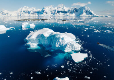 amazone-antarctica Zeilen in Antarctica poolgebied met ijszee en sneeuwlandschap