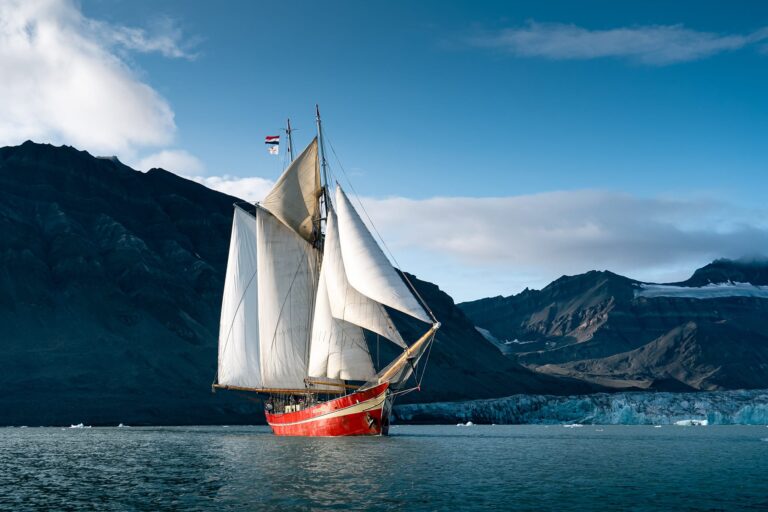 Tallship Noorderlicht zeilend bij Spitsbergen