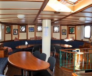 Interieur hut op zeilschip tijdens poolexpeditie