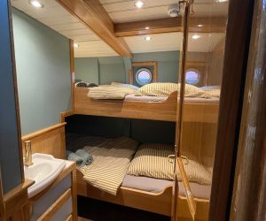 De hut met stapelbed op de Quadra