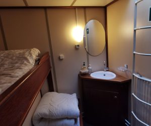 Comfortabele hut aan boord van expeditieschip Antarctica