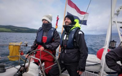 Segeljacht Cherokee am Steuer stehen