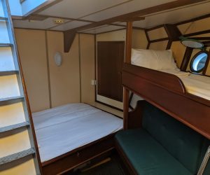 Gezellige scheepshut tijdens zeilreis door poolgebieden