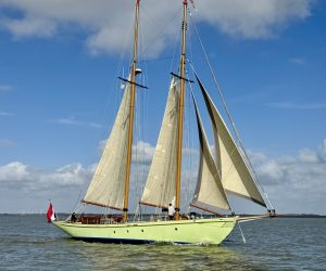 De tweemastschoener Quadra onder zeil