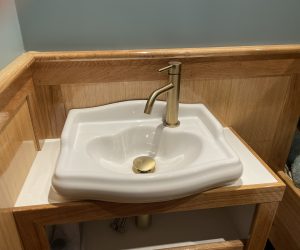 Een wasbak in detail op zeiljacht Quadra