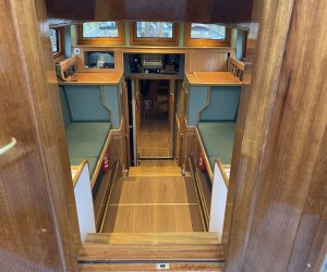 Ingang van buiten naar het Doghouse op zeilschip Quadra