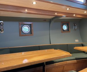 Een tafel in het dagverblijf van schoener Quadra