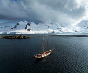 Antarctica reis per zeilschip langs gletsjers en ijsformaties