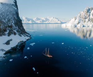 Groepszeilreis in Antarctica met uitzicht op indrukwekkende ijsformaties en walvissen