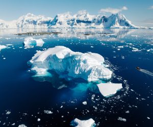 Zeilen in Antarctica poolgebied met ijszee en sneeuwlandschap
