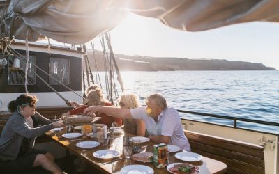 Aan dek eten op zeilschip Twister