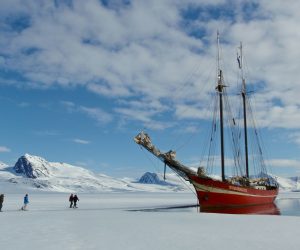 Tallship Noorderlicht en mensen op het ijs