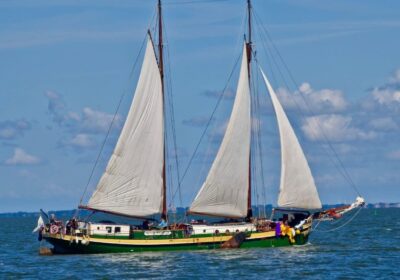 Traditioneel zeilschip Kaat Mossel onder zeil op het IJsselmeer